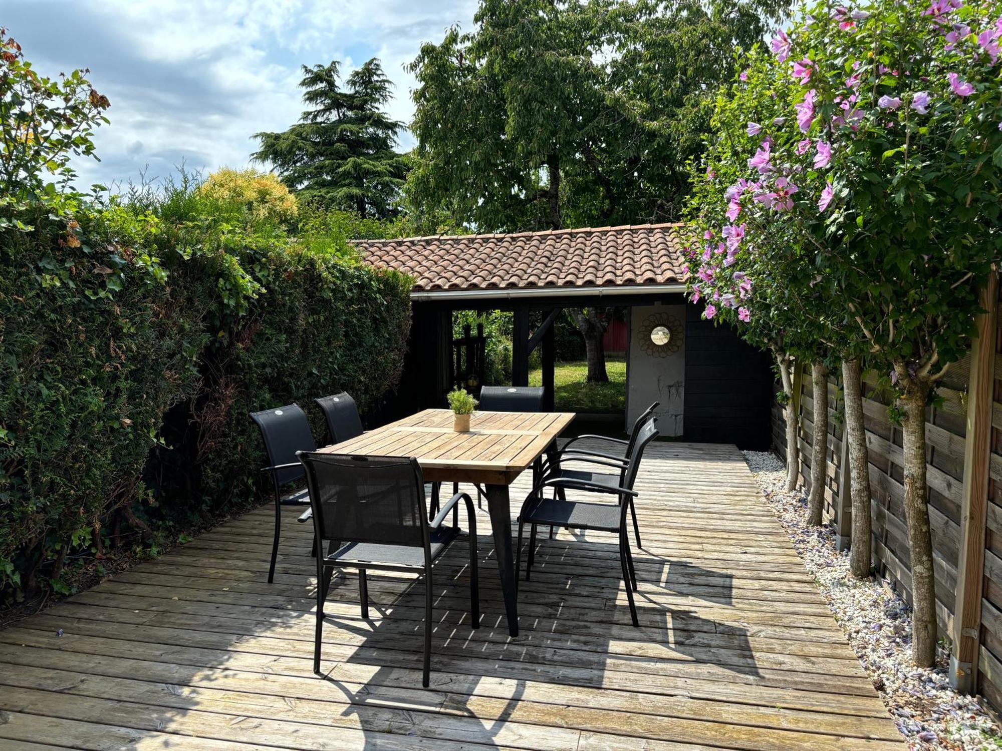 La Maison Du Parc, Charme Et Tranquillite Niort Exterior photo