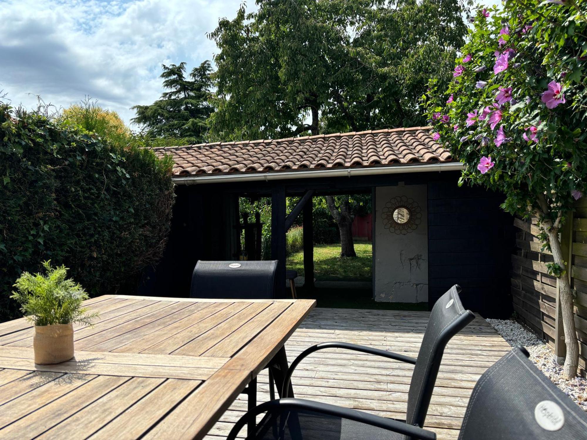 La Maison Du Parc, Charme Et Tranquillite Niort Exterior photo
